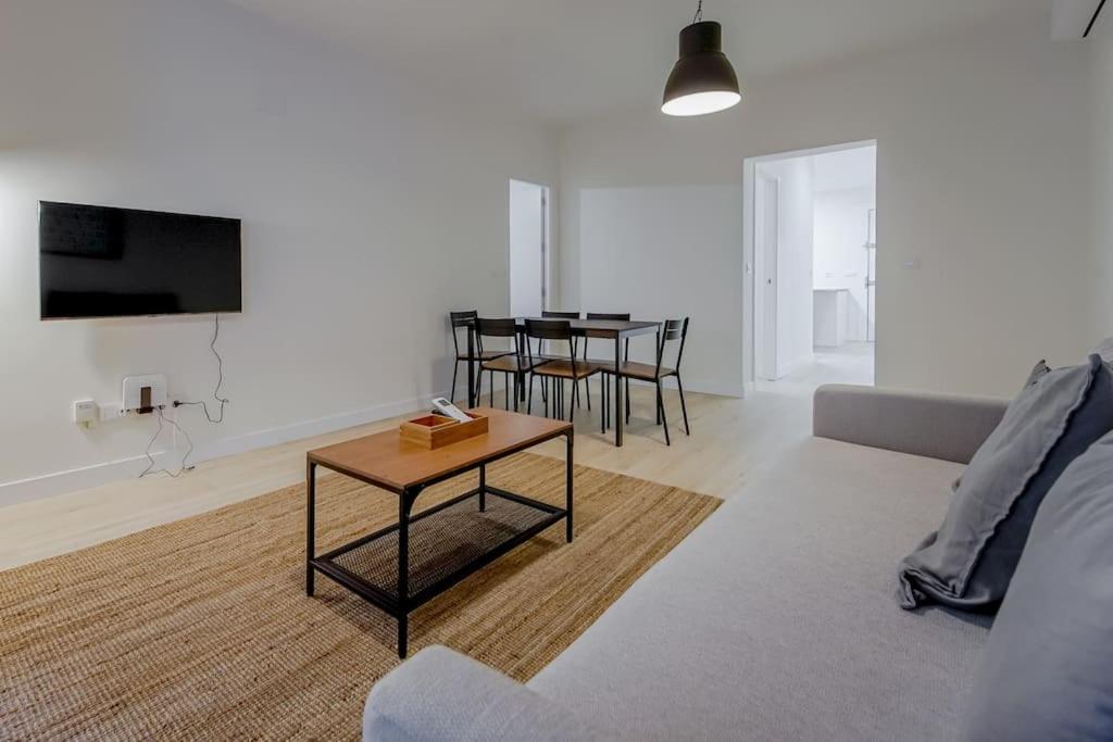 Modern Apt Para 6Px En La Plaza De Tirso De Molina Madrid Exterior photo